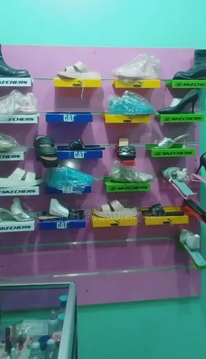 የሚሸጥ የሴቶች ሙሉ የሱቅ እቃ ከነመደርደሪያው