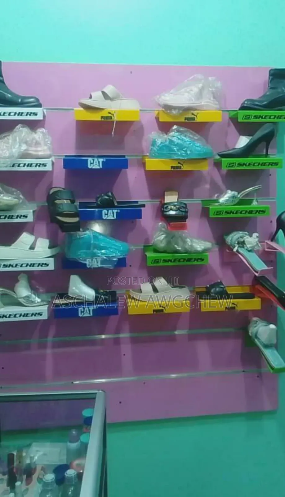 የሚሸጥ የሴቶች ሙሉ የሱቅ እቃ ከነመደርደሪያው