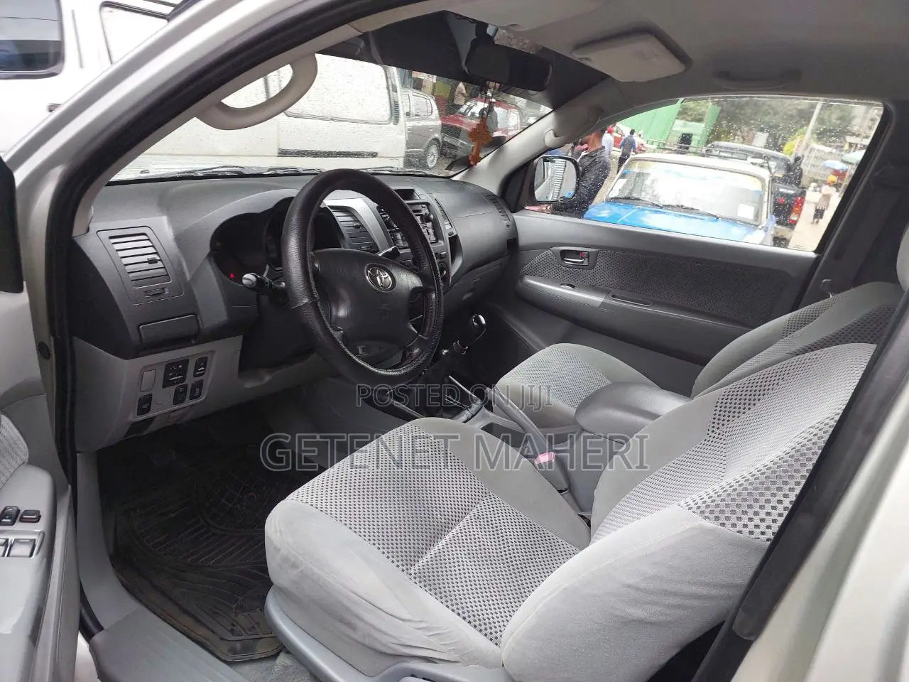 Toyota Hilux 2.5 D-4D 4X4 SRX 2010 Gold