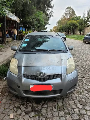 Toyota Yaris Base Sedan 4dr 2010 Gray