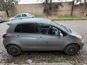 Toyota Yaris Base Sedan 4dr 2010 Gray