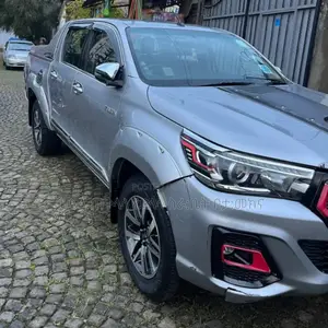 Photo - Toyota Hilux 2019 Silver