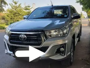 Photo - Toyota Hilux 2020 Silver