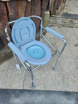 Photo - Commode Chair Adjustable Height Toilet Chair𡯁夊commode Chair Medical