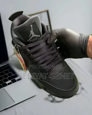 Photo - Jordan 4 Black Cats