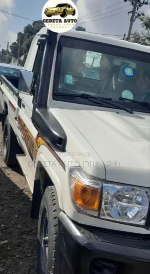 Photo - Toyota Land Cruiser 2015 White