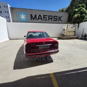 Photo - Mercedes-Benz E200 1993 Red