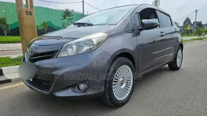 Photo - Toyota Yaris 2011 Gray