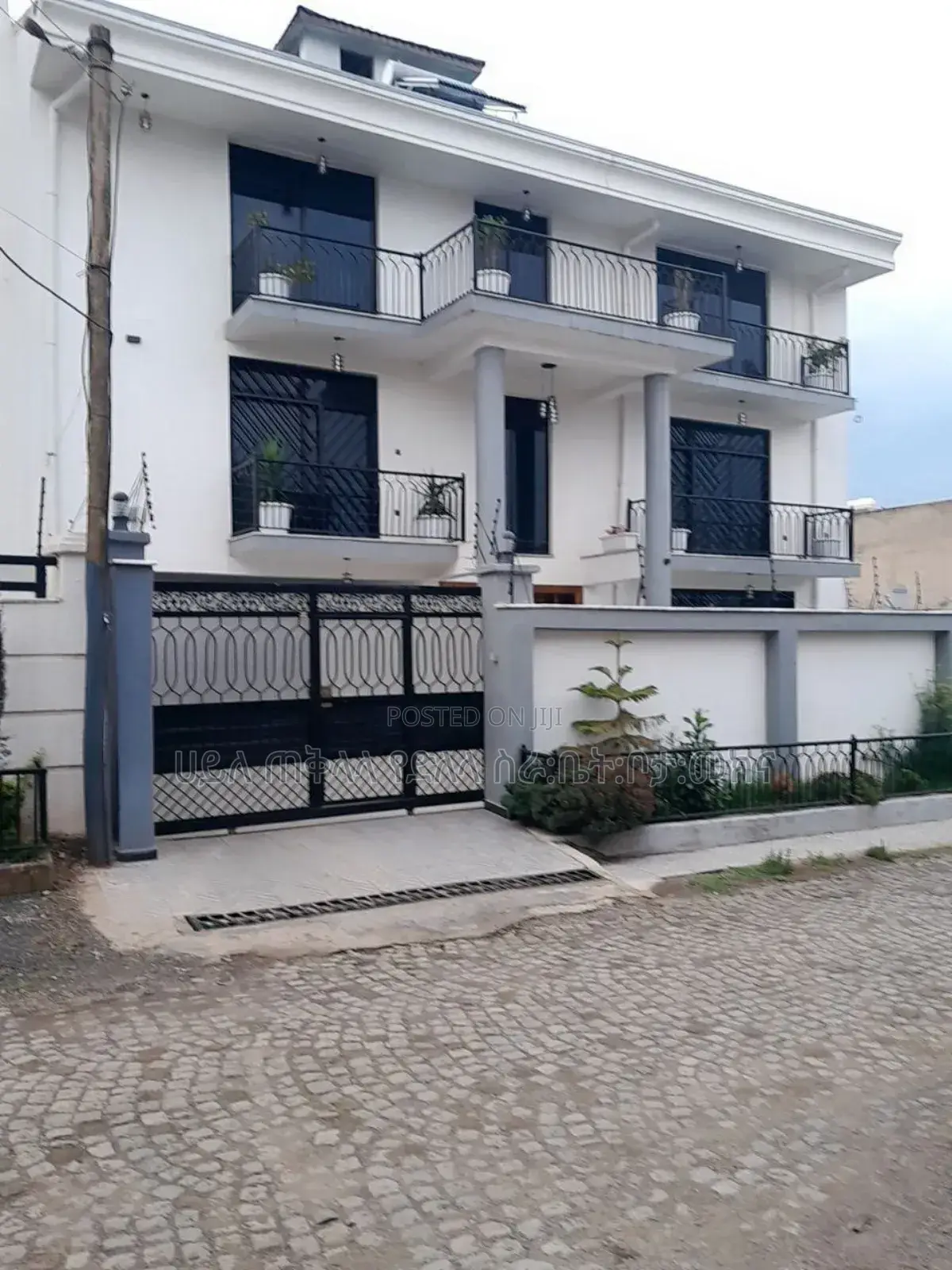 Furnished 10bdrm Townhouse/Terrace in አያት ዞን ኮምፋውንድ ግብ ውስጥ, Yeka