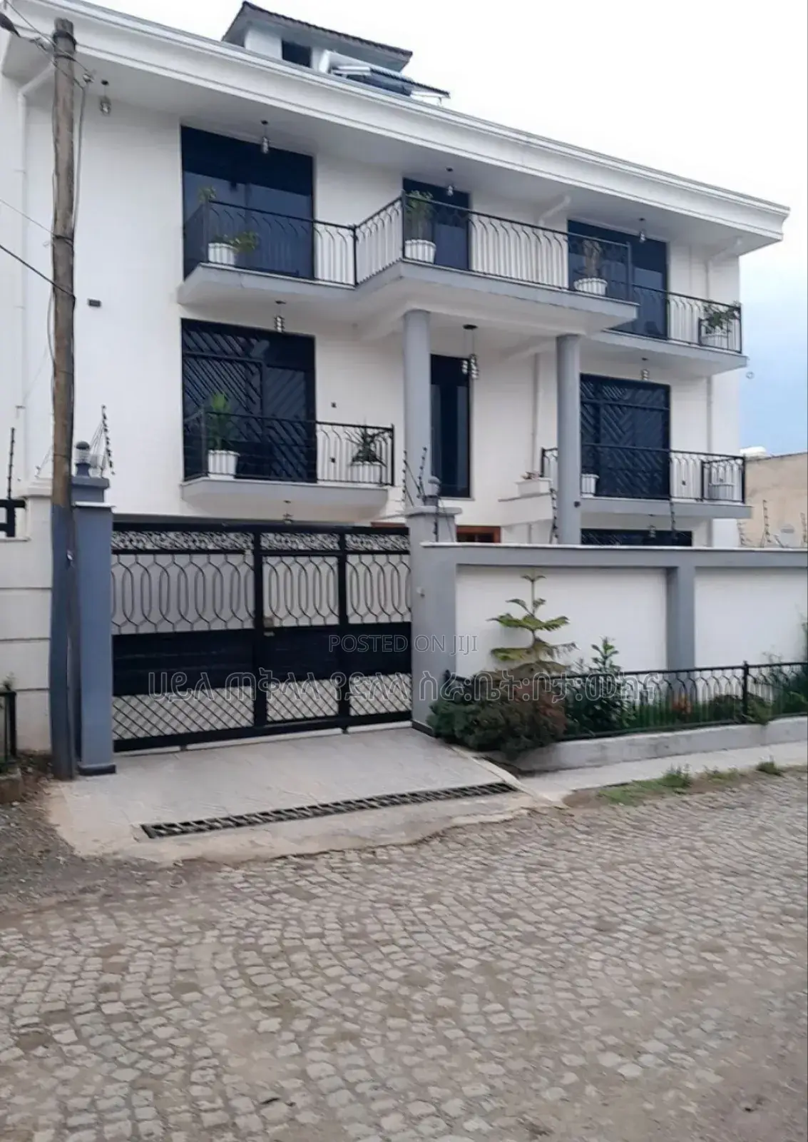 Furnished 10bdrm Townhouse/Terrace in አያት ዞን ኮምፋውንድ ግብ ውስጥ, Yeka