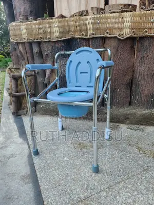 Photo - Toilet Chair希臘brand New Focused Commode Chair字母toilet Chair胺你poty Char