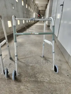 Photo - Almunium Stainless Walker奔馳medical Walking Aid胺你foldable Walker New