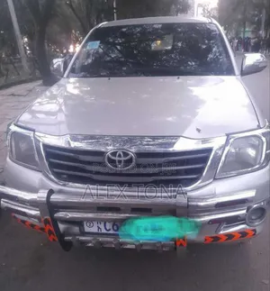 Photo - Toyota Hilux 2013 Gray