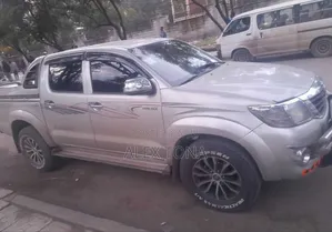 Toyota Hilux 2013 Gray