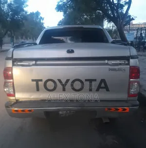 Toyota Hilux 2013 Gray