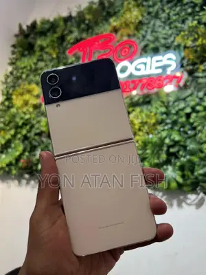 Photo - Samsung Galaxy Z Flip4 256 GB Yellow