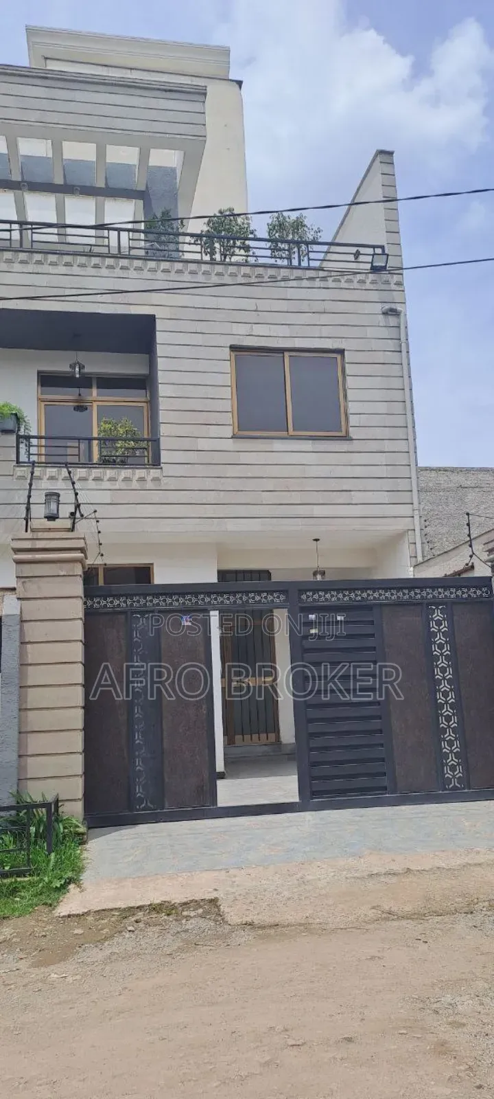 Furnished 8bdrm House in Garment Lafto for sale