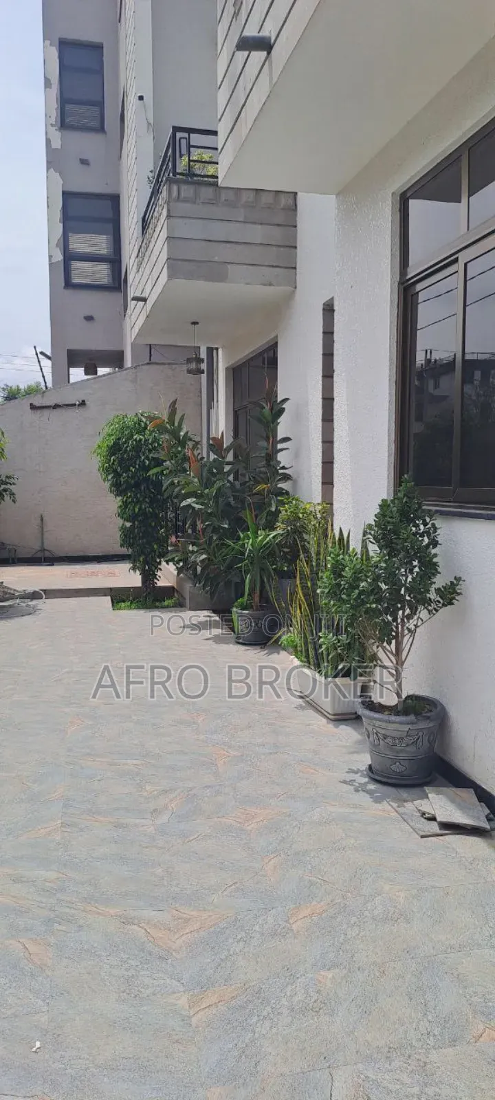 Furnished 8bdrm House in Garment Lafto for sale