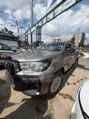 Photo - Toyota Hilux 2020 Gray