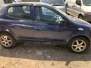 Photo - Toyota Vitz 1.0 FWD 5dr 2000 Blue