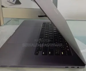 New Laptop Apple MacBook Pro 32GB Intel Core I9 SSD 1T