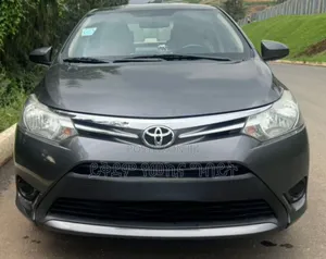 Photo - Toyota Yaris 2015 Gray