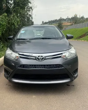 Photo - Toyota Yaris 2015 Gray