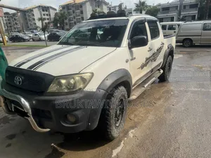 Photo - Toyota Hilux 2010 White