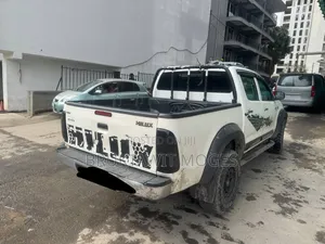 Toyota Hilux 2010 White