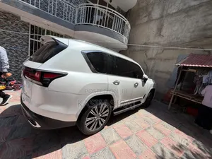 Lexus LX LX 600 2023 White