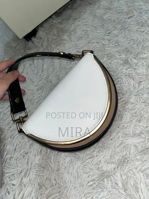 Photo - ምንም እንከን የሌለው ጥሬ ቦርሳ ቀለል ላለ አለባበስ ምትሆን ፅድት ያለች ብራንየ ቦርሳ