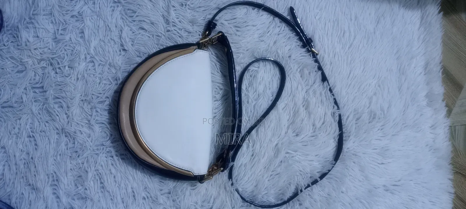 ምንም እንከን የሌለው ጥሬ ቦርሳ ቀለል ላለ አለባበስ ምትሆን ፅድት ያለች ብራንየ ቦርሳ