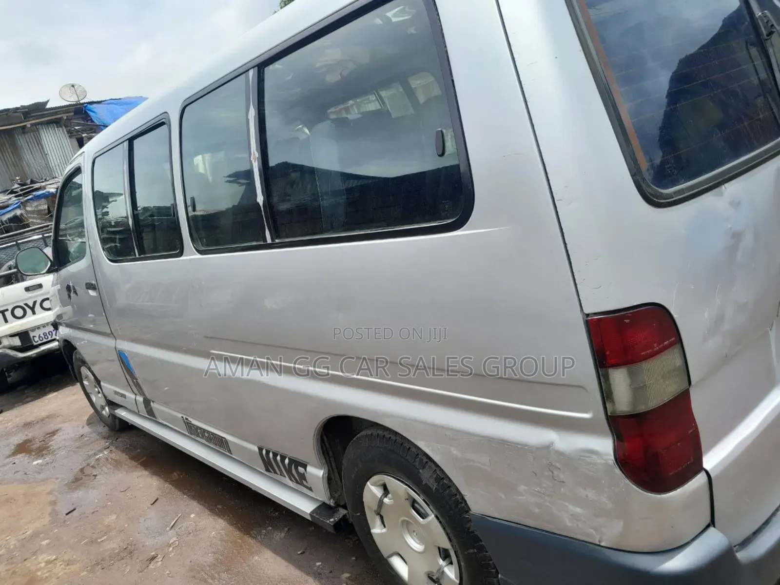 Toyota HiAce 2000 Silver