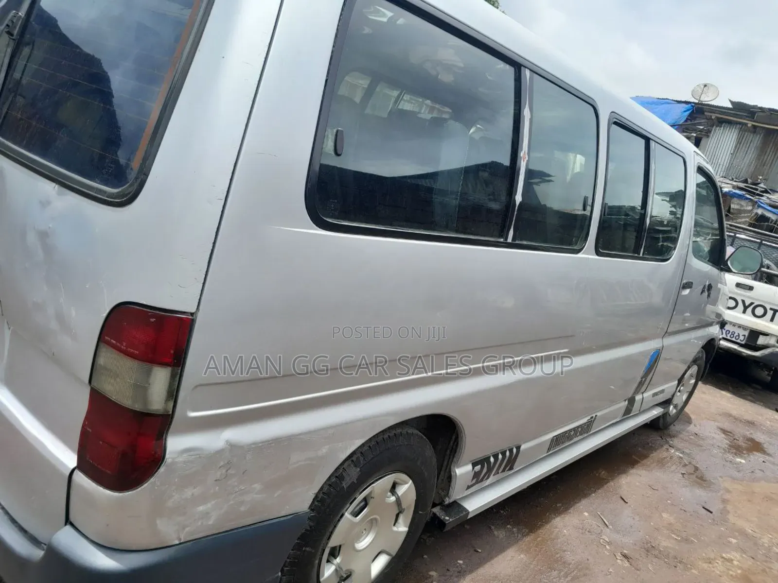 Toyota HiAce 2000 Silver
