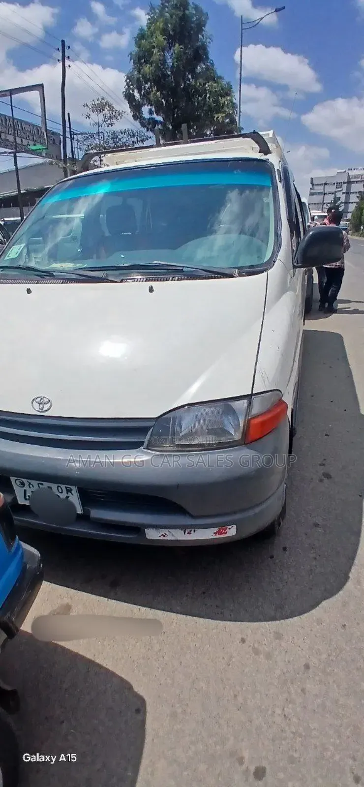 Toyota HiAce 2001 White