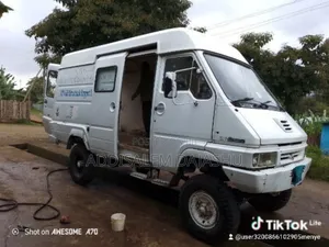 Photo - Toyota HiAce 2007 Grey