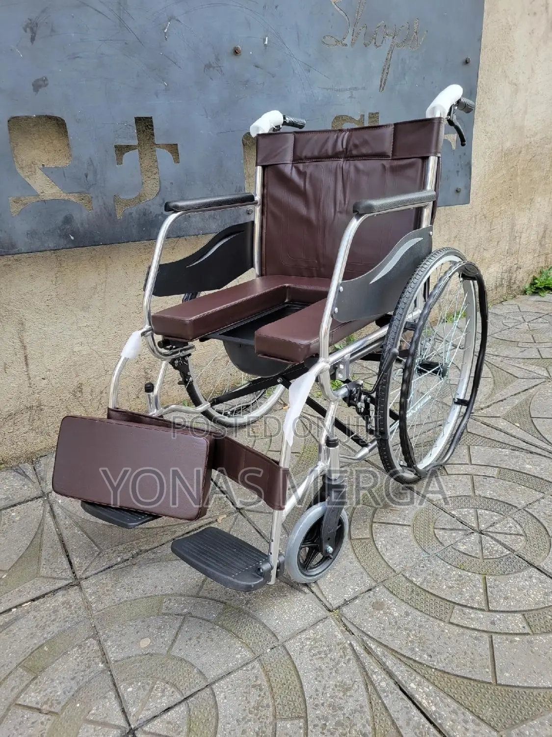 Commode Wheelchair吉画24" Mag Aluminum Solid Rubber Rear Wheels
