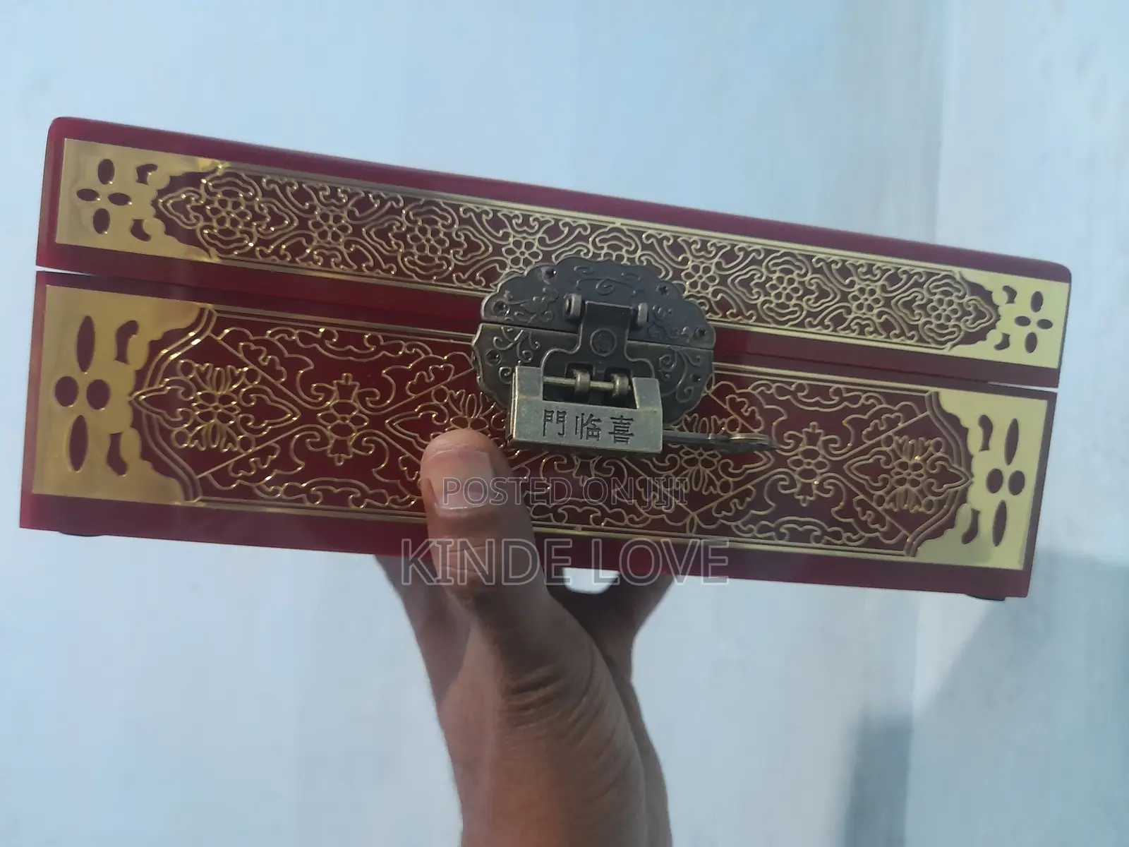 ውድ የጌጣጌጥ ማስቀመጫ