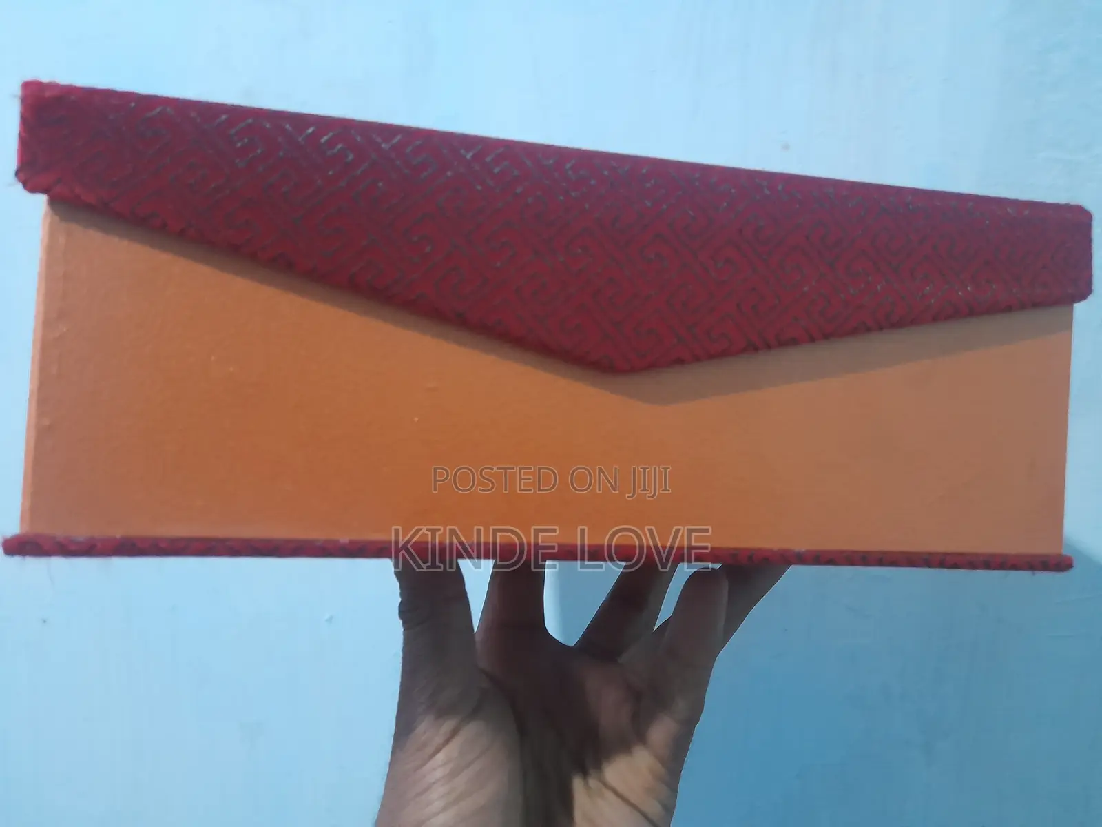 ውድ የጌጣጌጥ ማስቀመጫ