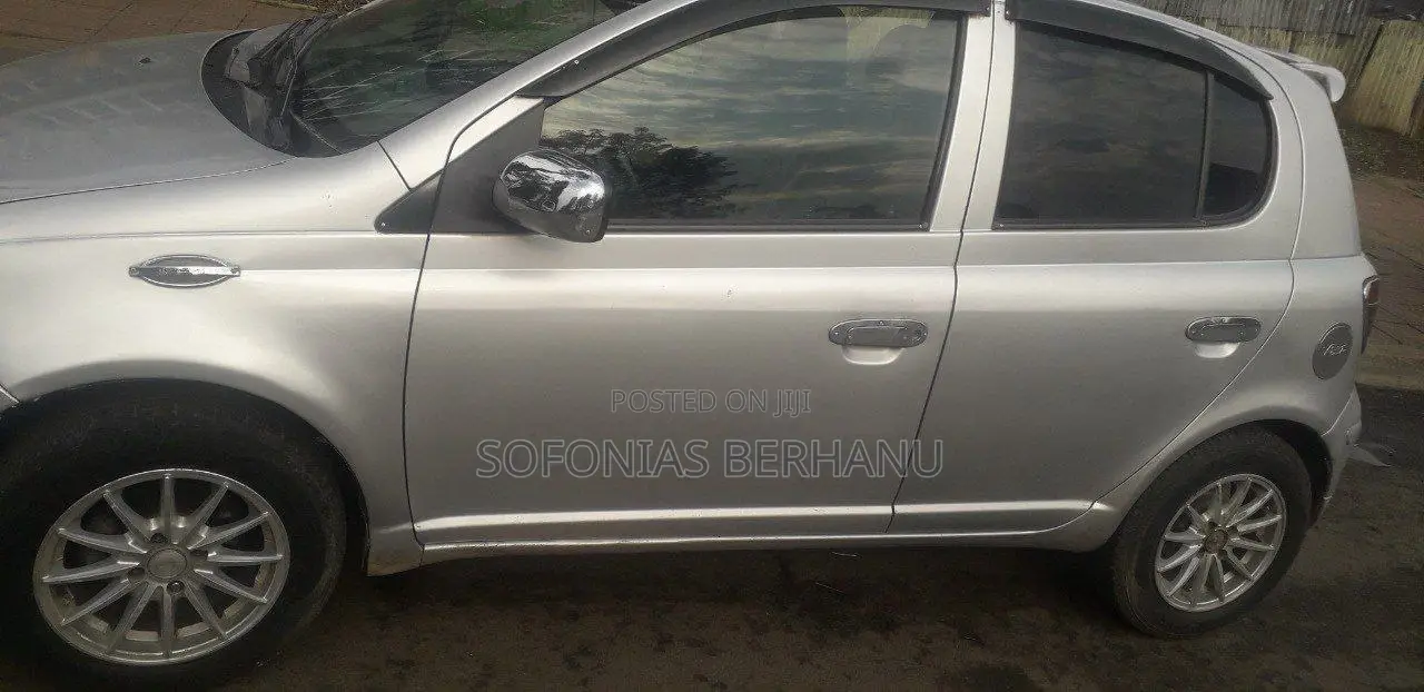 Toyota Vitz 2004 Silver
