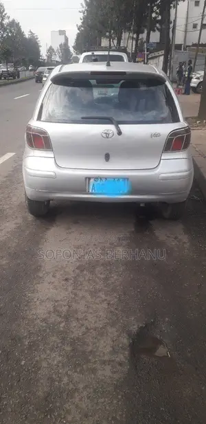Toyota Vitz 2004 Silver