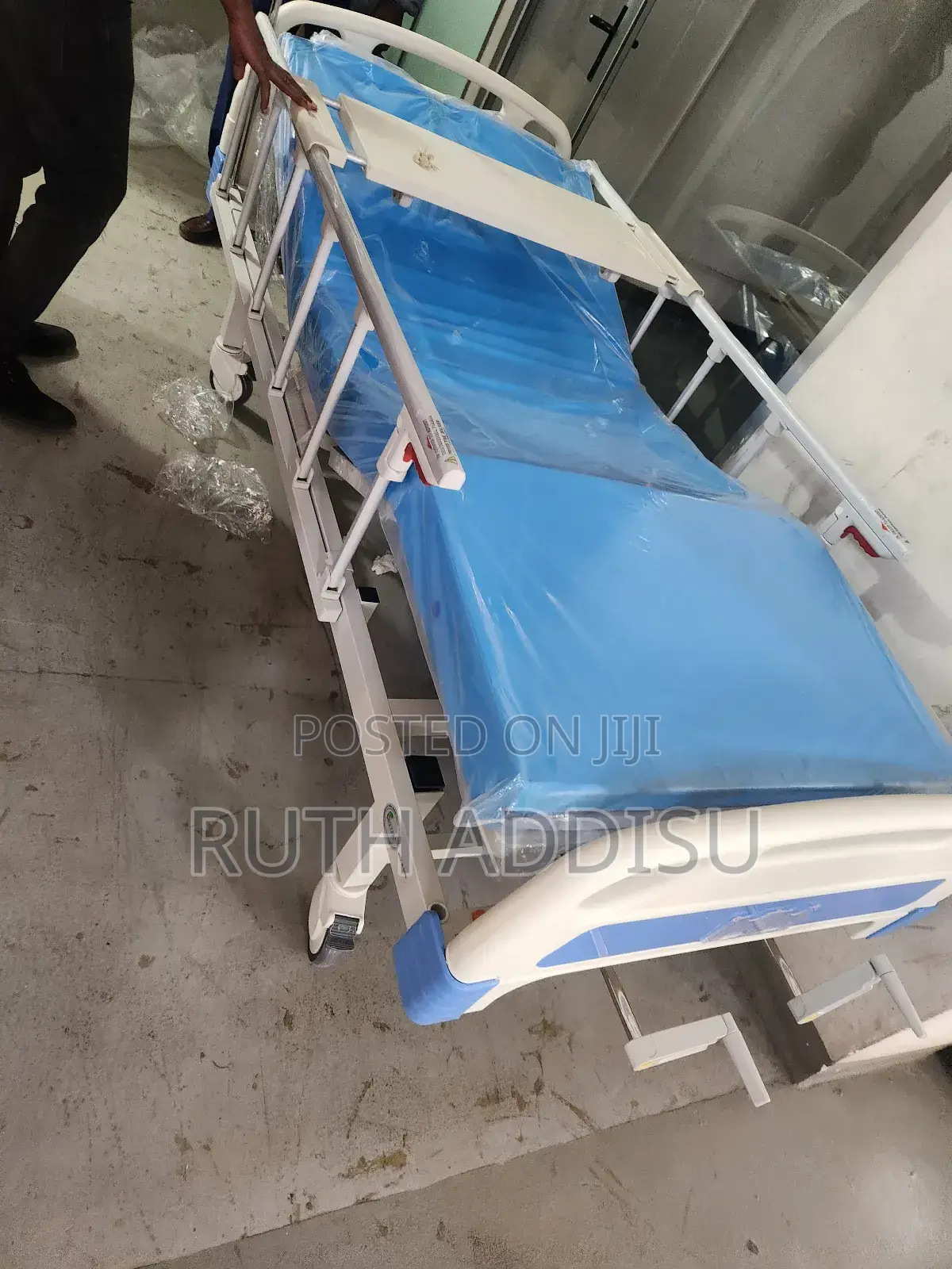 Hospital Bed With Food Table Infront朱諾hospital Bed朱%Hospital Bed New