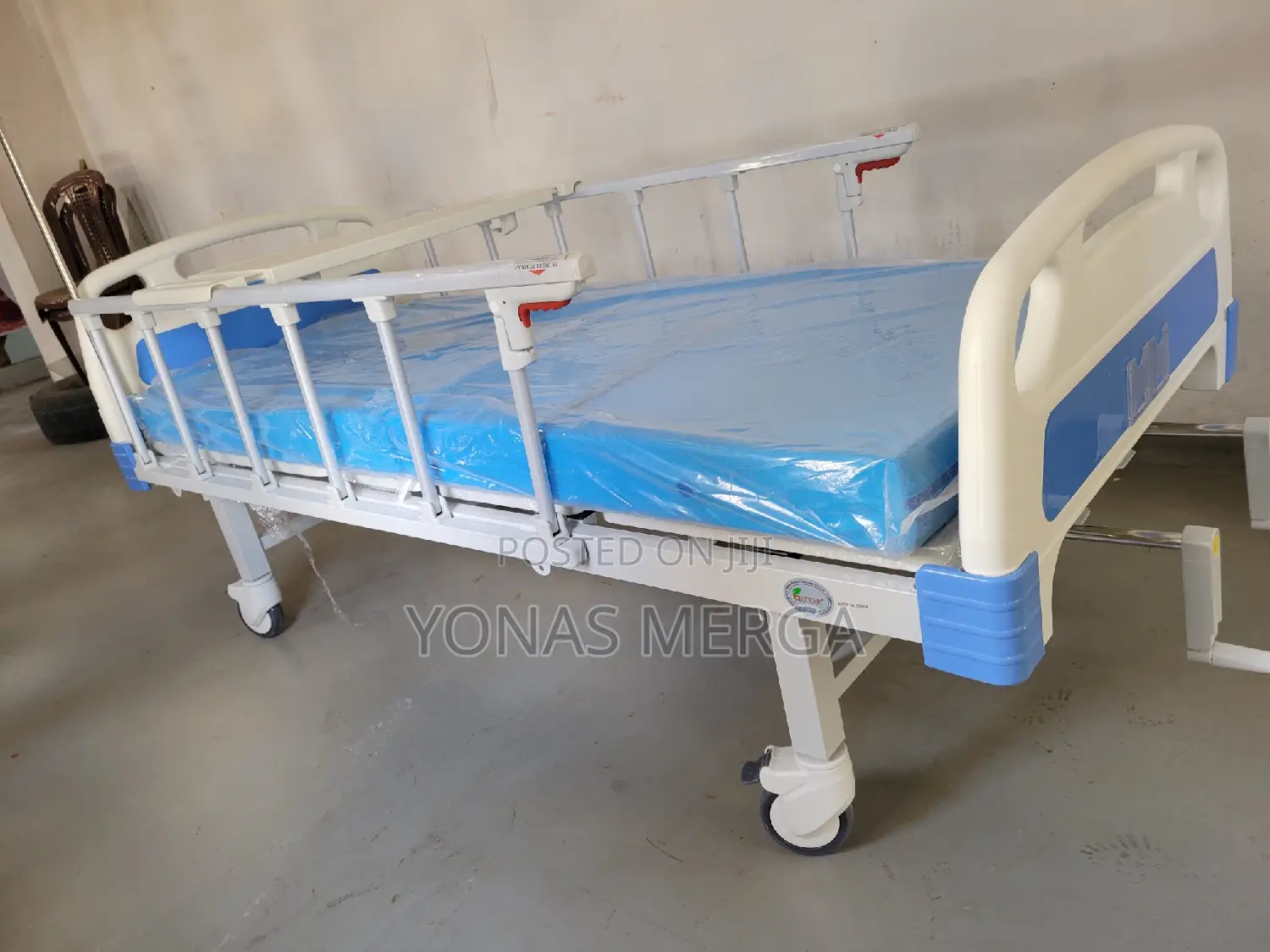 Hospital Bed輝十patient Safety and Easy Caregiver Access