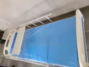 Hospital Bed輝十patient Safety and Easy Caregiver Access