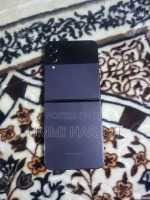 Photo - Samsung Galaxy Z Flip4 256 GB Black