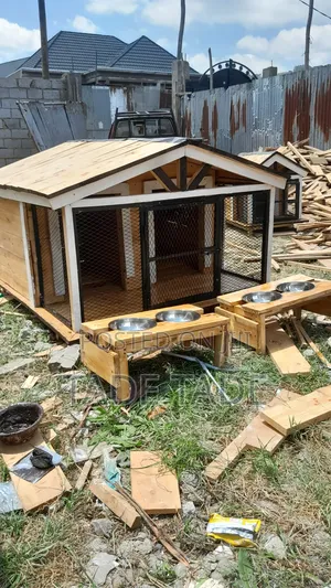 ደረጃውን የጠበቁ Dog House