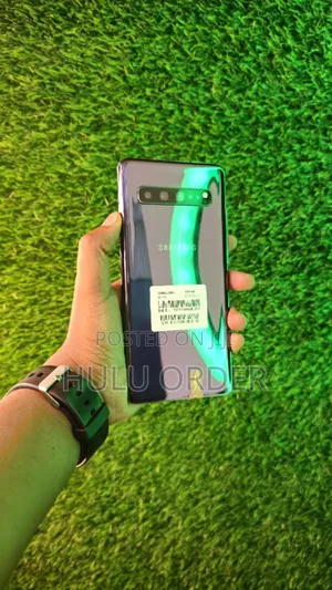Photo - New Samsung Galaxy S10 5G 256 GB Gold