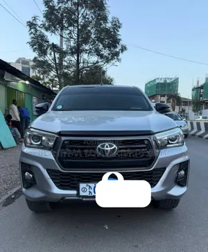 Toyota Hilux 2020 Maroon