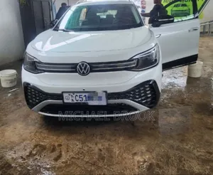 Photo - Volkswagen ID.6 2024 White