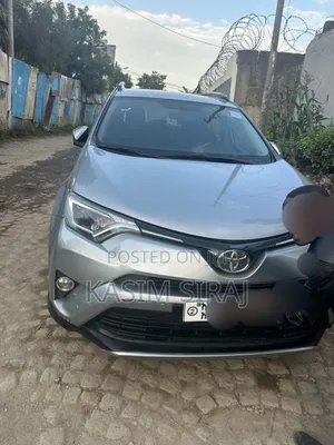 Photo - Toyota RAV4 LE AWD (2.5L 4cyl 6A) 2017 Silver